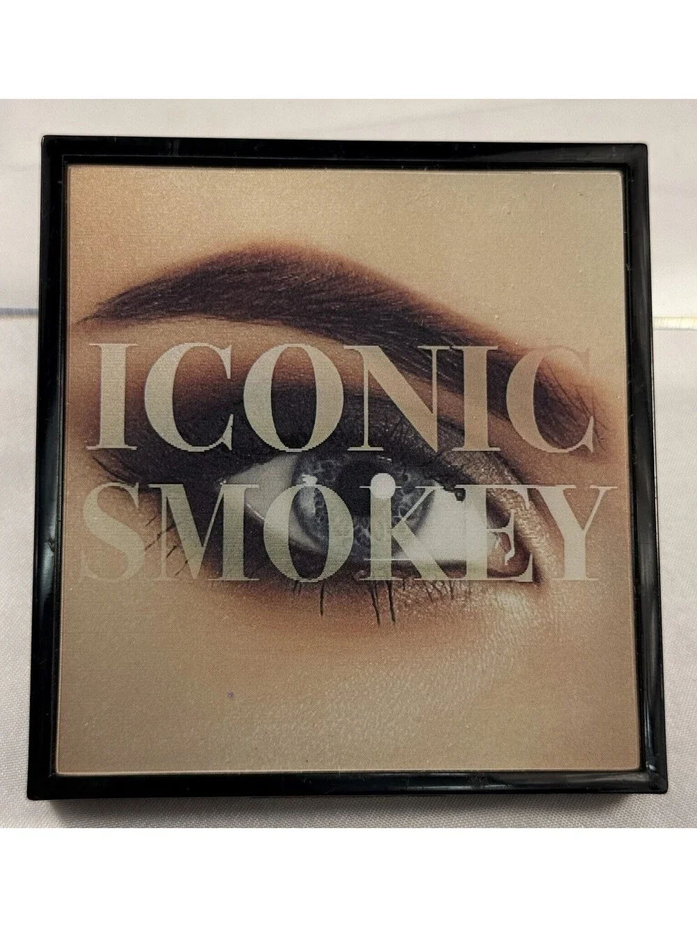 Eyeshadows In Rosy Chic And Iconic Smokey
